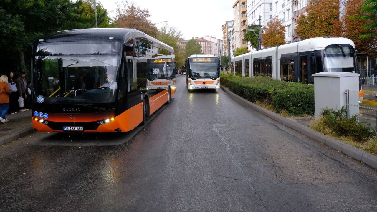Eskişehir caddelerinde elektrikli otobüsler