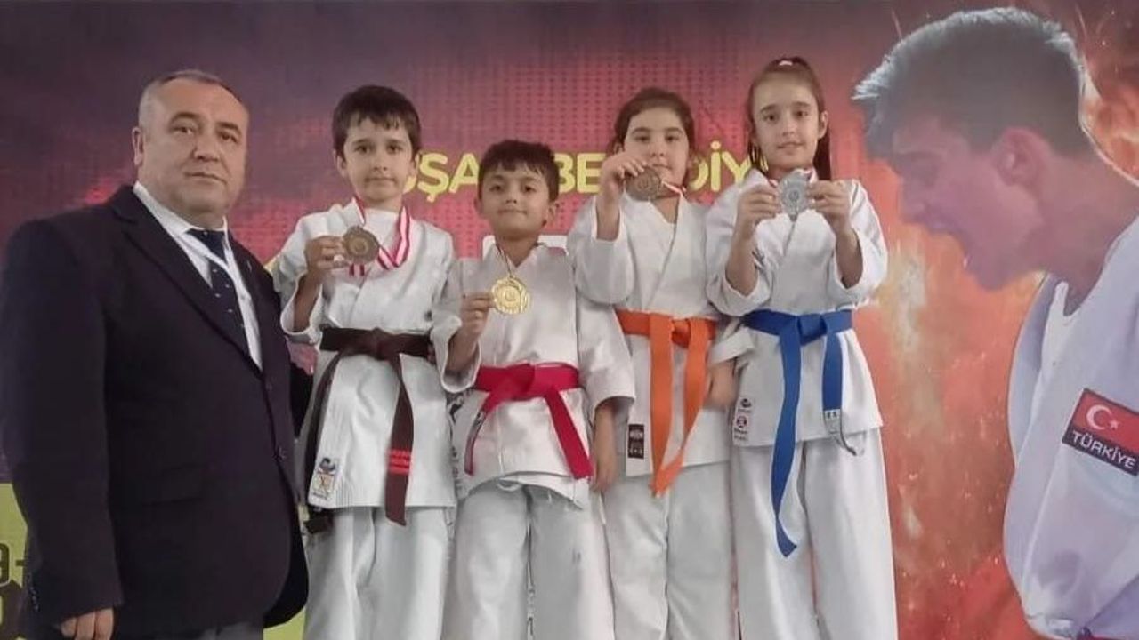 Eskişehirli karateciler Uşak'tan 8 madalyayla döndü