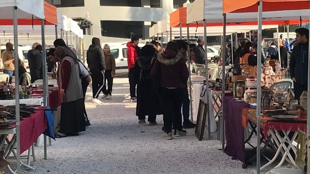 Öğrenciler antika pazarını canlandırdı