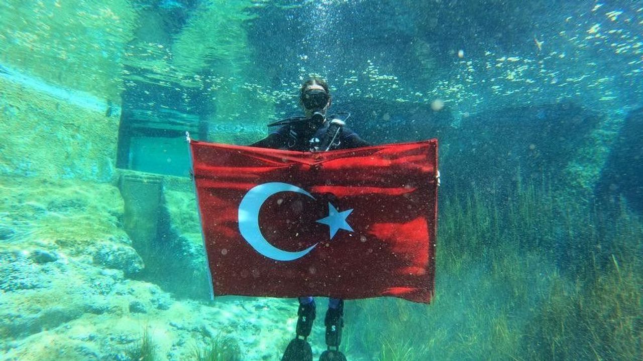 Suyun Altında Açılan Türk Bayrağı Hayran Bıraktı
