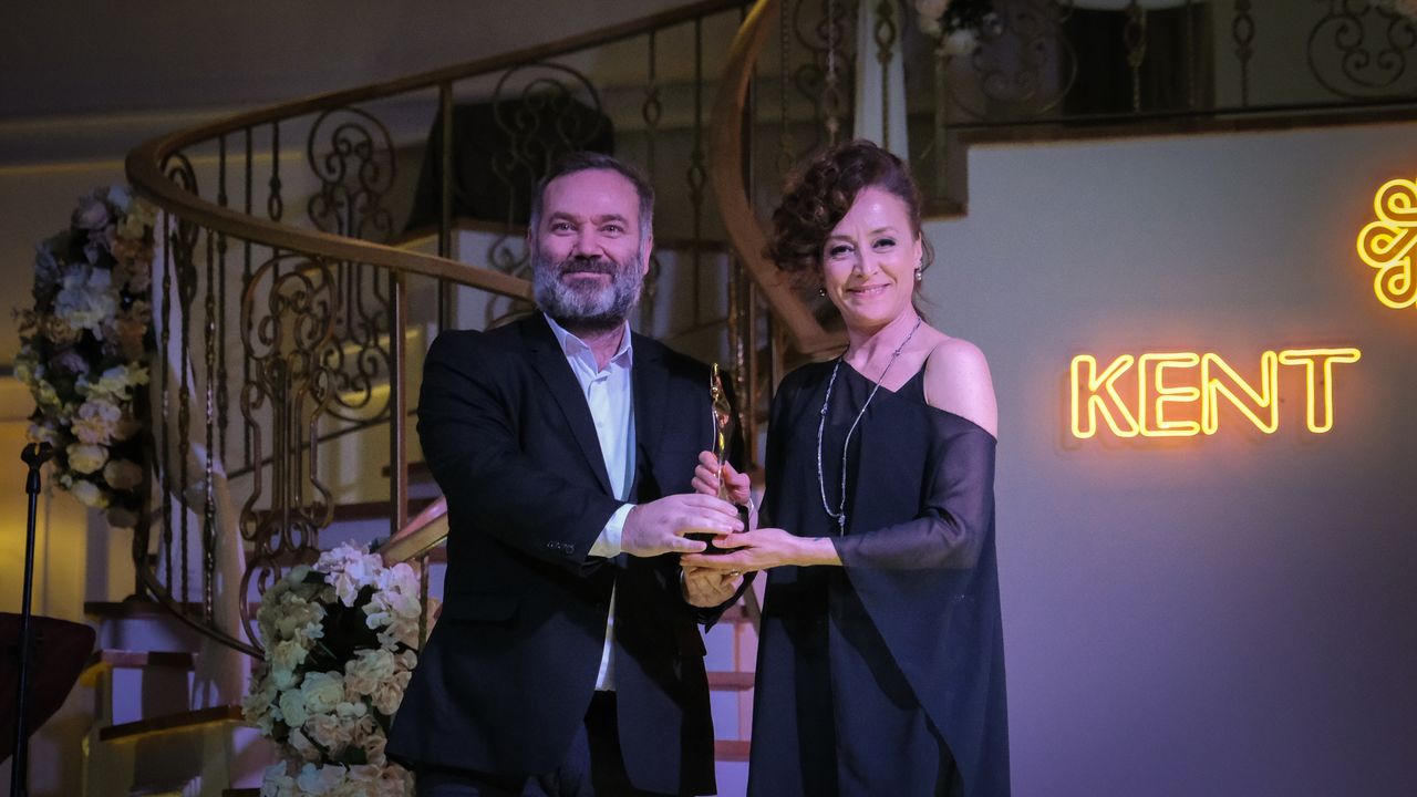 “Yılın Kadın Tiyatro Sanatçısı Ödülü”nün sahibi Özlem Akdoğan