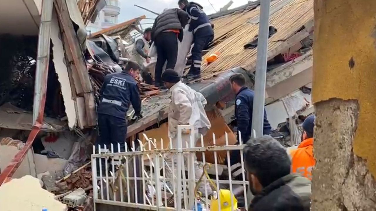 Eskişehir Ekibi Hatay'da 5 Kişiyi Enkazdan Sağ Çıkardı