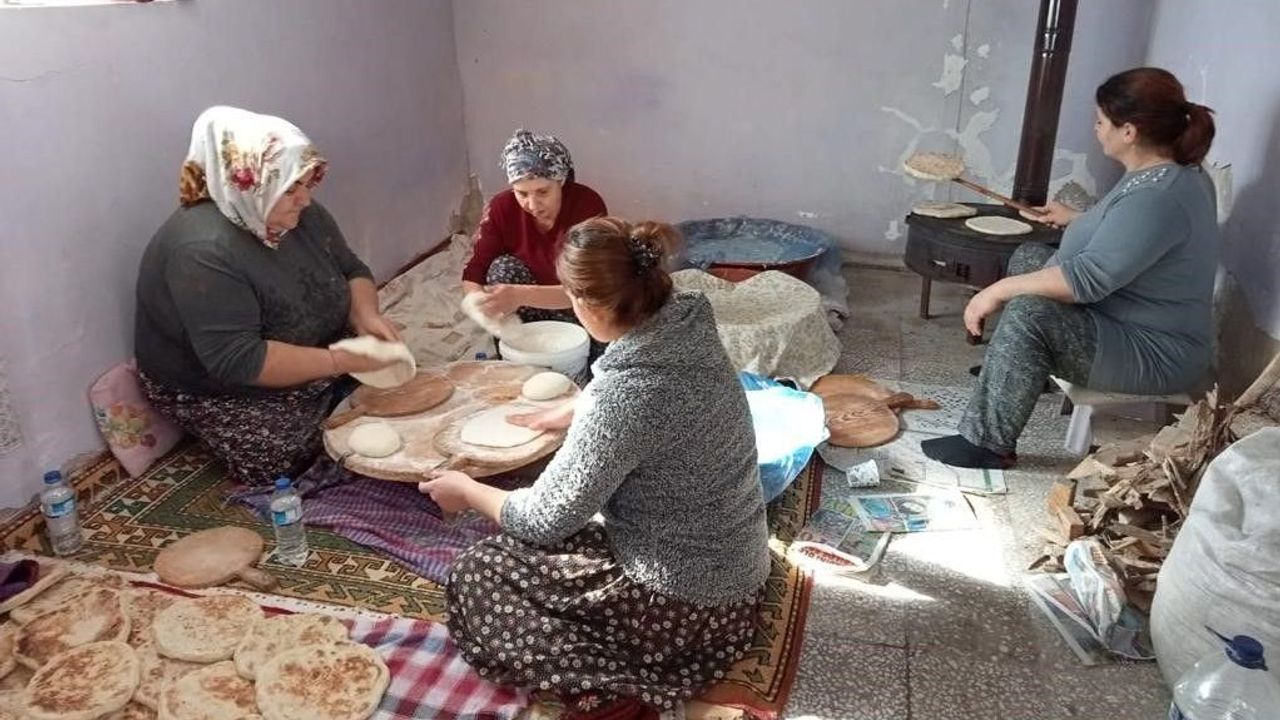 Beylikovalı kadınlardan deprem bölgesine 20 bin köy ekmeği desteği