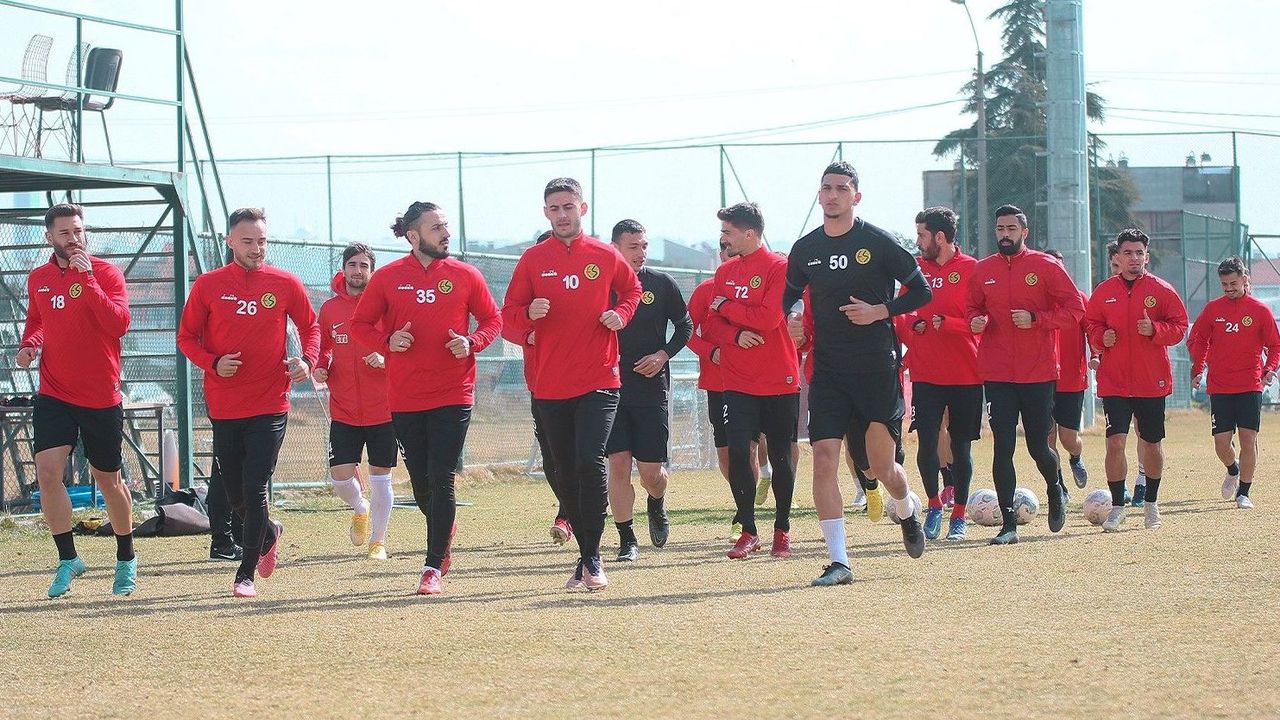 Eskişehirspor Tam 20 Futbolcuyu Renklerine Bağladı