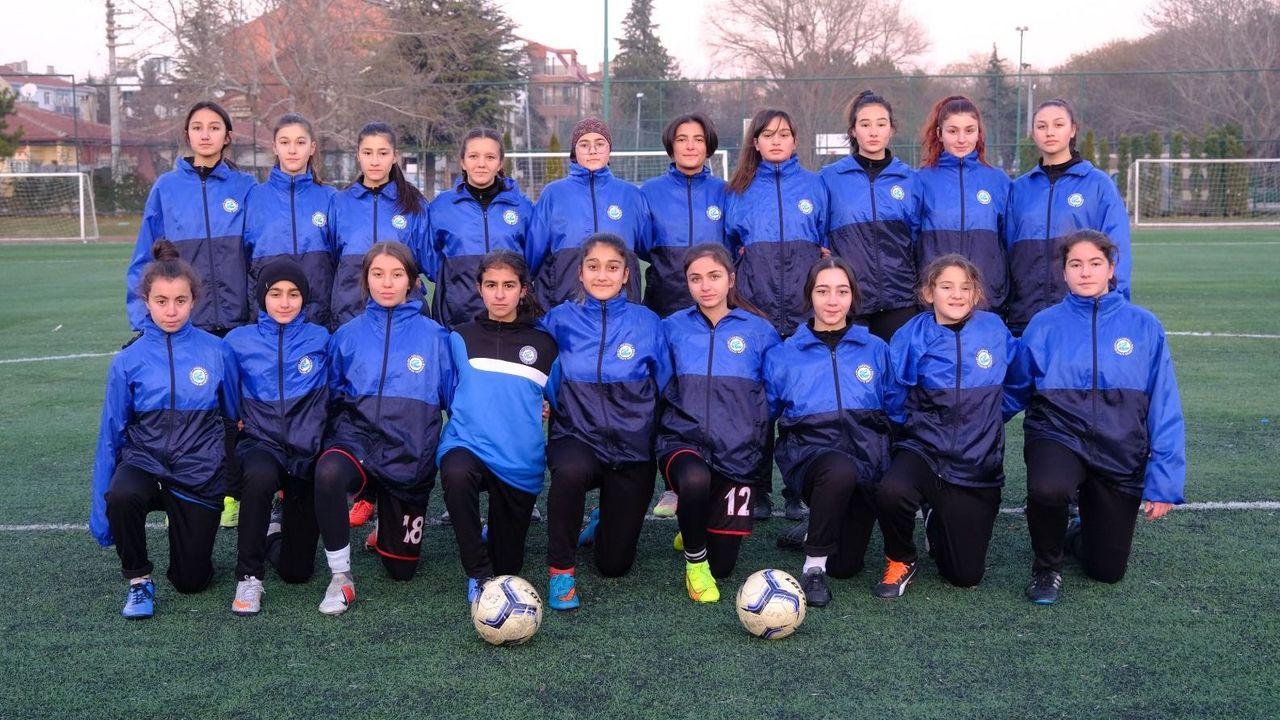 Büyükşehir Gençlik Kadın Futbol Takımı Lige Hazır