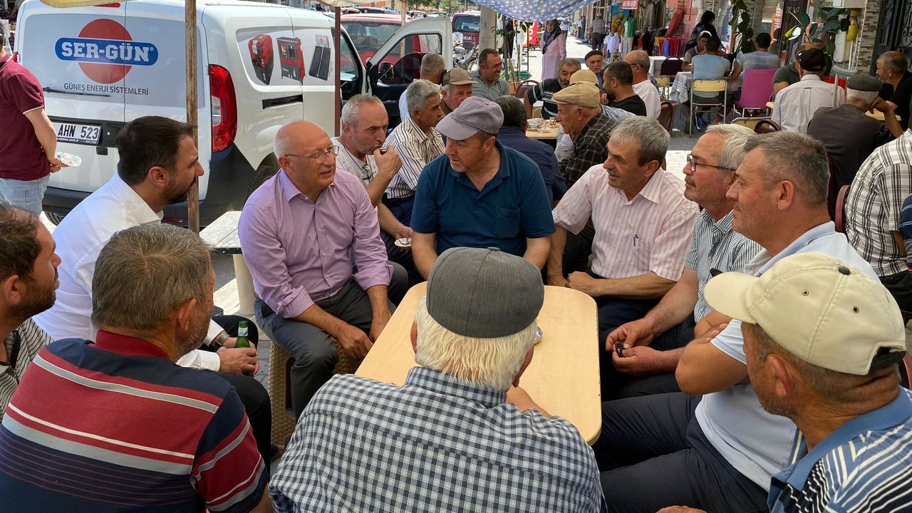 Çakırözer Beylikova Kahvelerinde Emekli ve Çiftçileri Dinledi