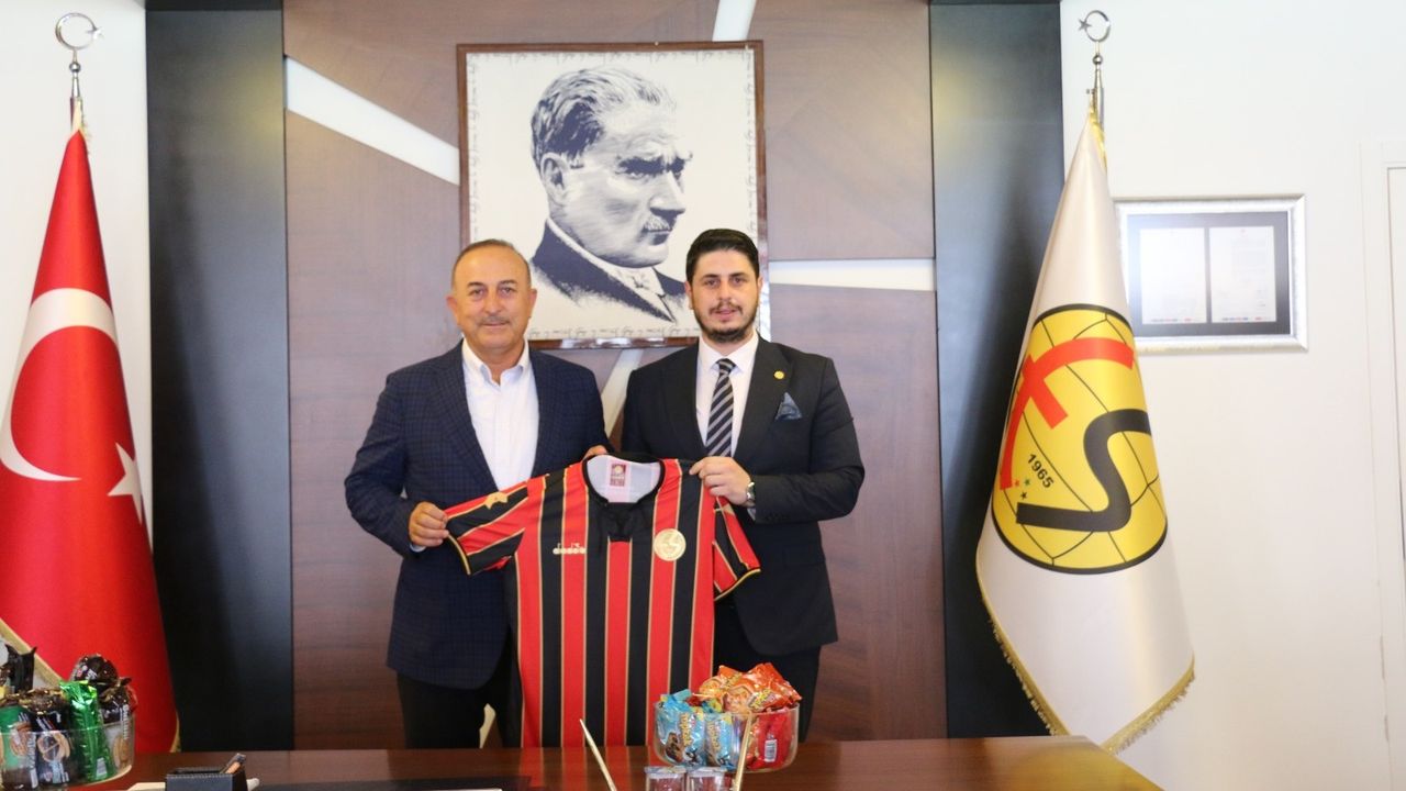 Mevlüt Çavuşoğlu Eskişehirspor'u Ziyaret Etti