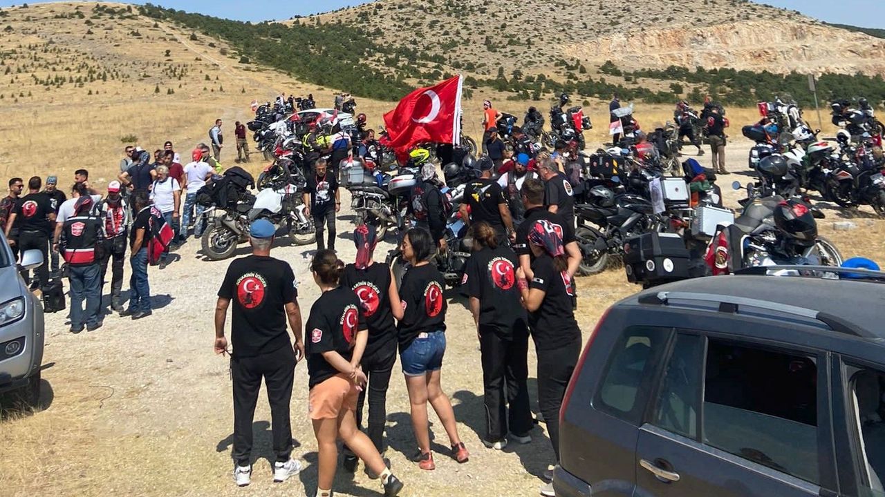 Yüzlerce Motosiklet Tutkunu Şehitliklerde Dua Okudu