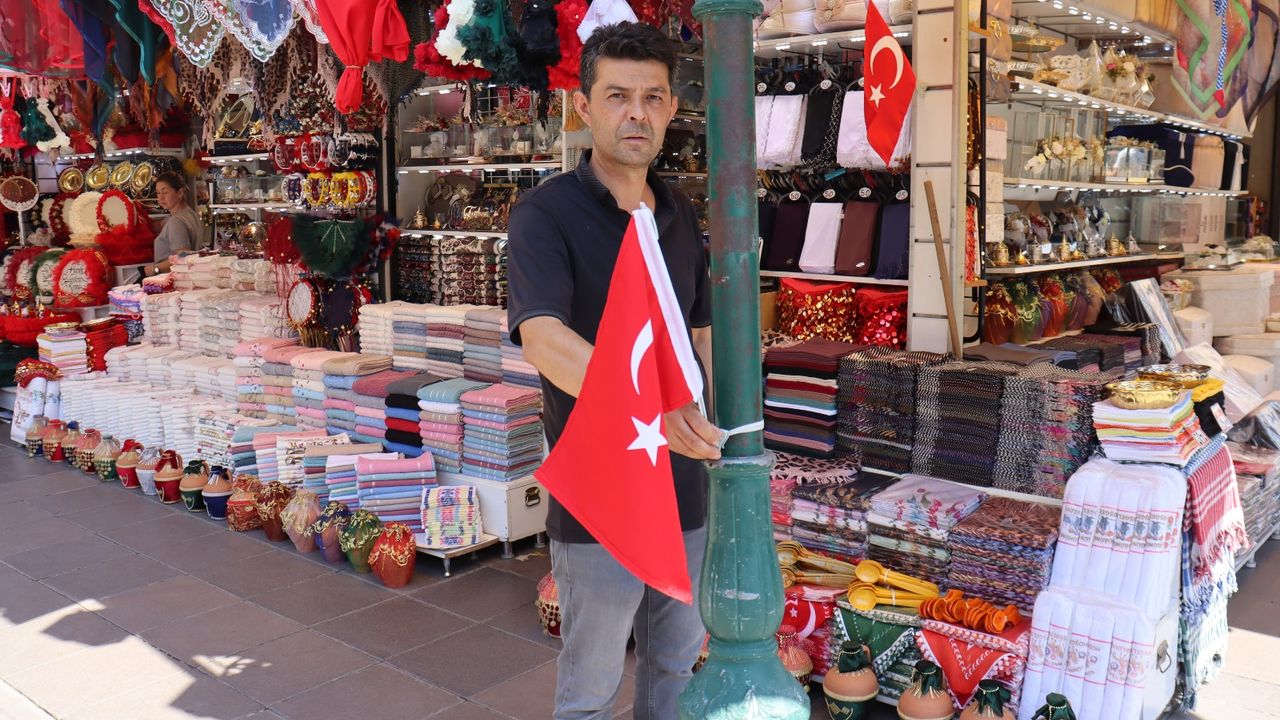 Esnafı Türk Bayrağı Astığı İçin Uyardılar