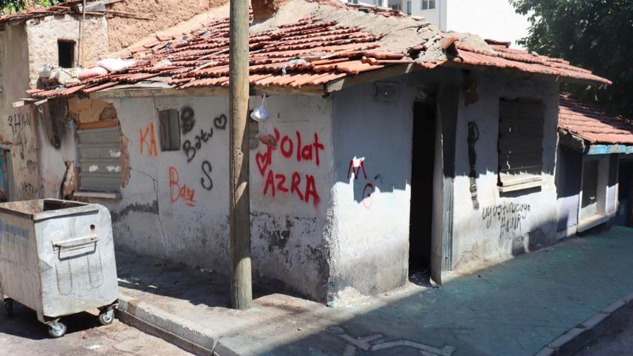 Eskişehir’deki Virane Ev Sokak Sakinlerine Endişe Veriyor