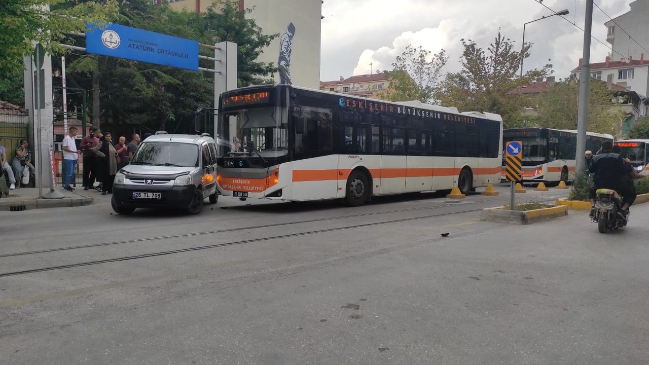 Belediye Otobüsü ile Ticari Araç Çarpıştı