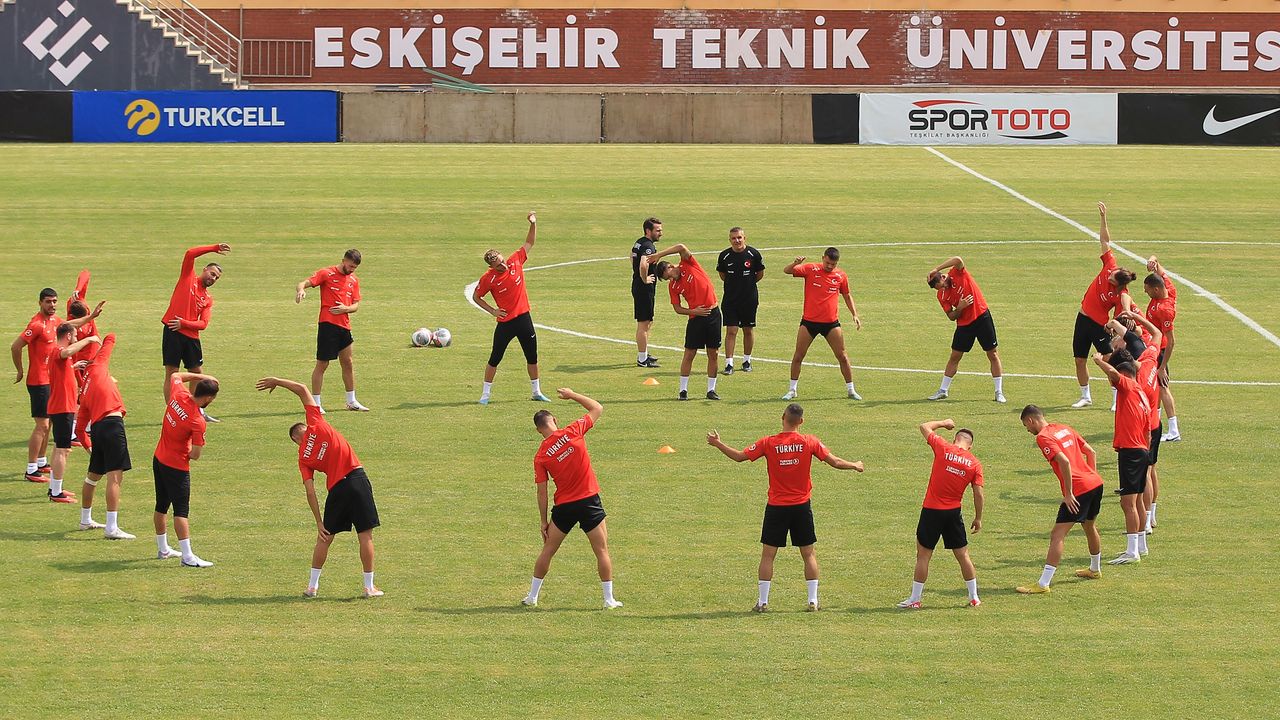 Milliler, Ermenistan Maçının Son Çalışmasını ESTÜ Stadyumu’nda yaptı