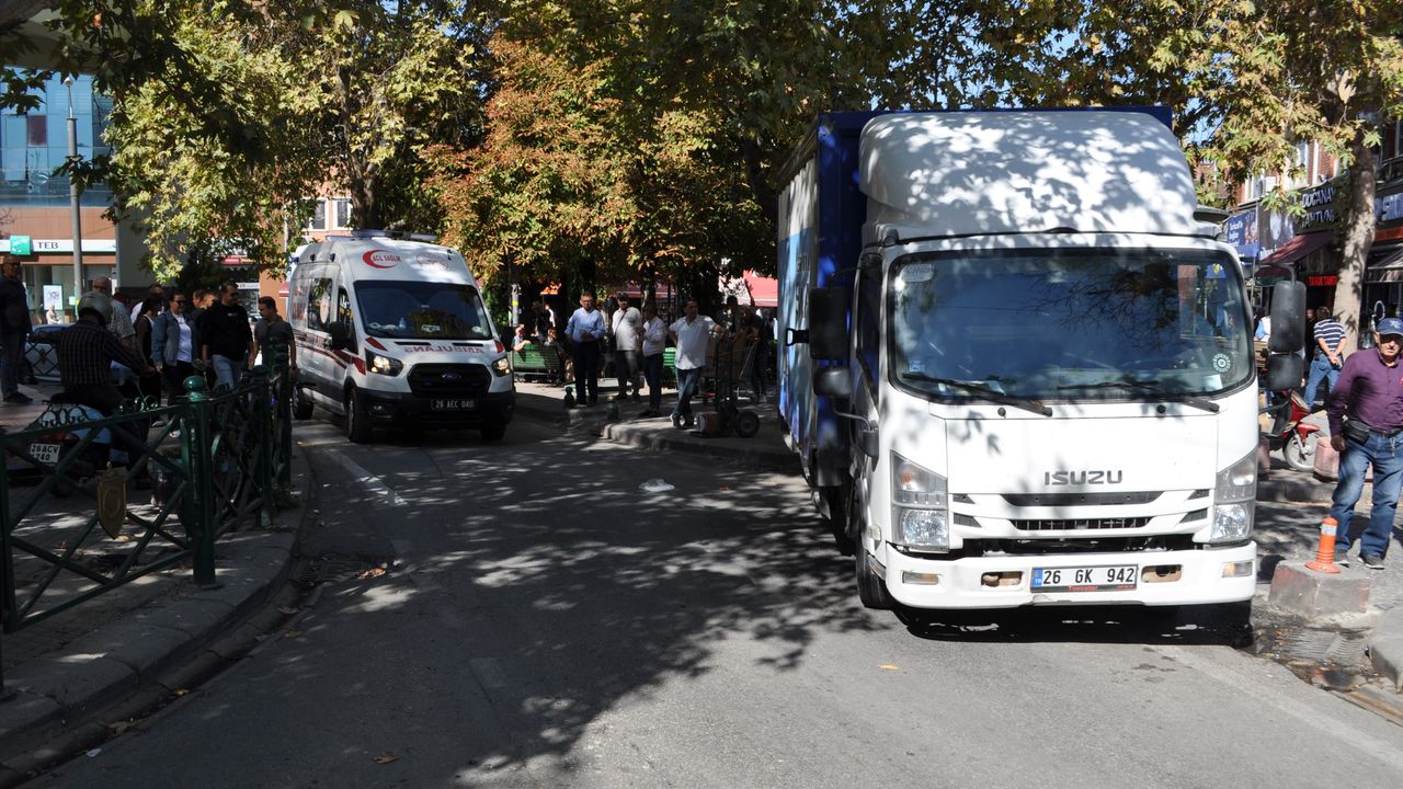 Ambulansın Yolunu Kapatan Araç Vatandaşın Tepkisini Topladı