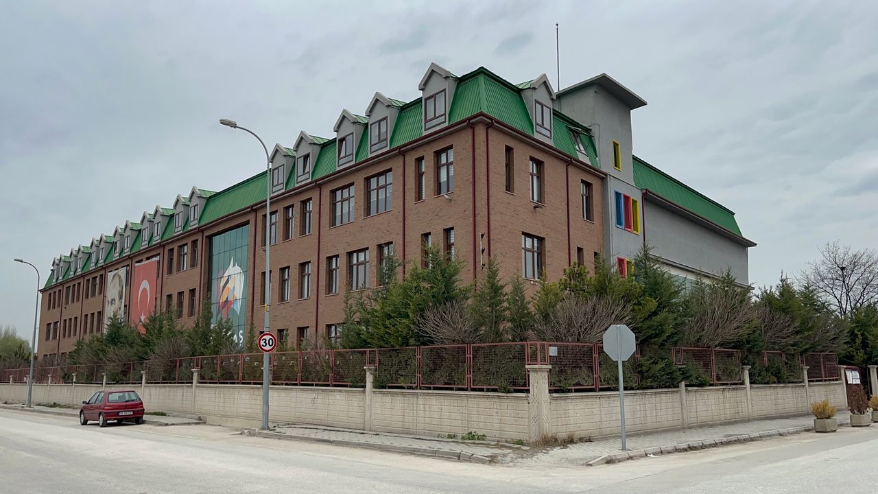 Depremzede Başörtülü Öğrenciyi Okula Almayan Müdüre Ceza