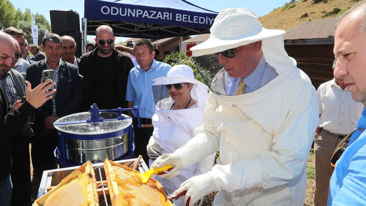 Odunpazarı Arıköy’de Bal Ürettiyor Halk Market’te İhtiyaç Sahiplerine Dağıtıyor