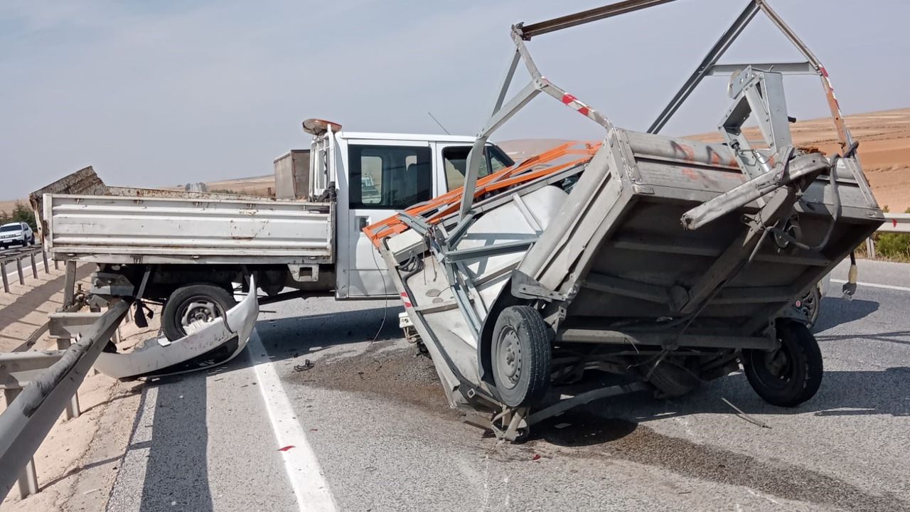 Yol Çizgilerini Çizen Römorka Arkadan Çarpan Araçtaki İki Kişi Yaralandı