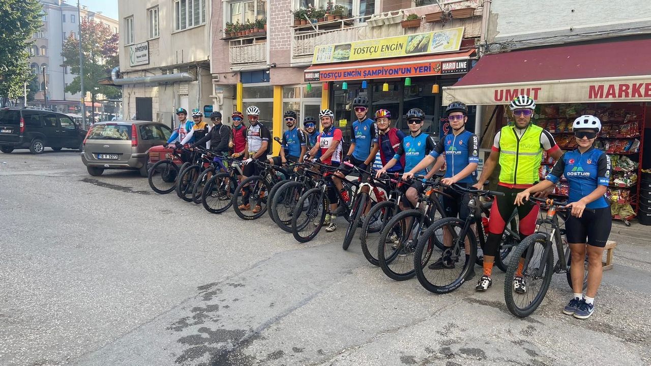 Bisiklet takımı Cumhuriyetin 100’üncü yılını Uludağ’ın Zirvesinde Kutladı