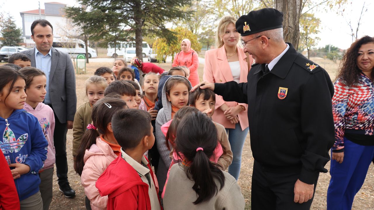 Jandarma Ekiplerinden İlkokul ve Huzurevi Ziyareti
