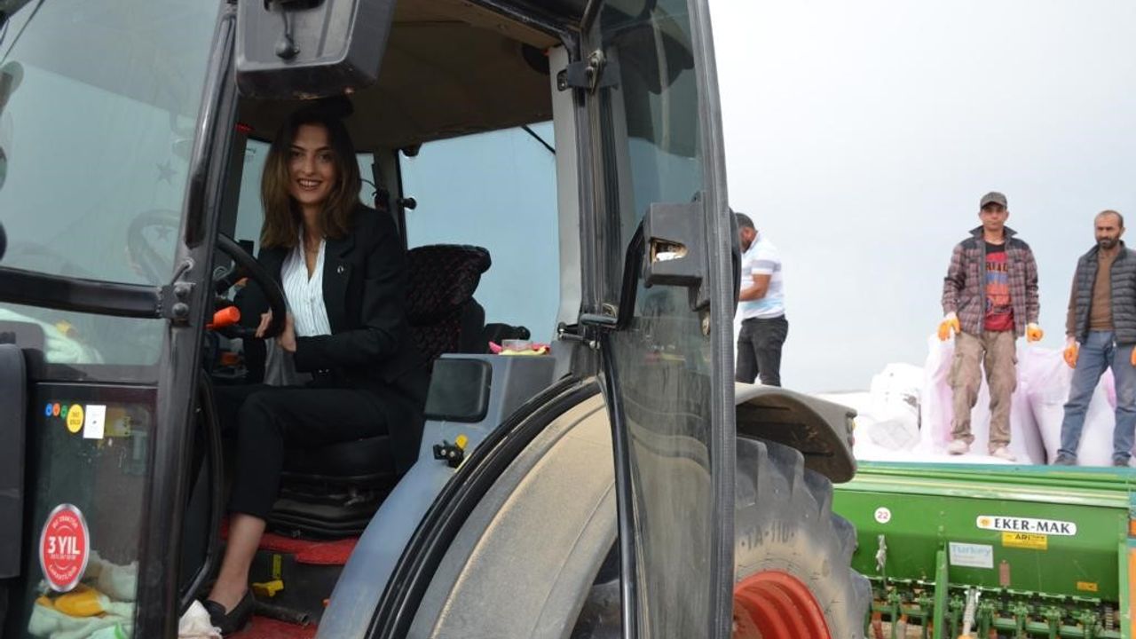 Beylikova'nın Kadın Kaymakamı Eroğlu Traktör Başına Geçti