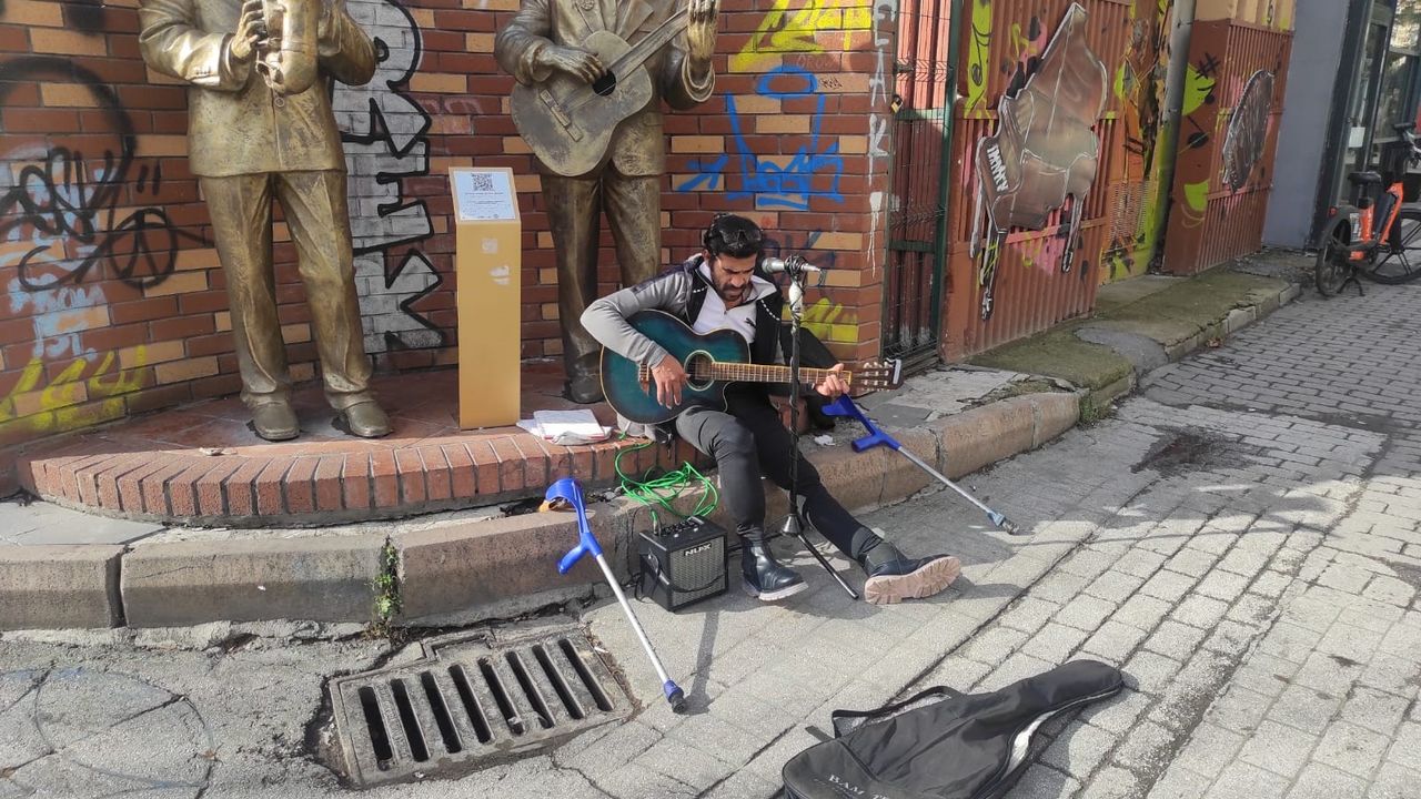Yürüme Engelli Sanatçı Şarkı Söylemek İçin Yaz-Kış Sokakta