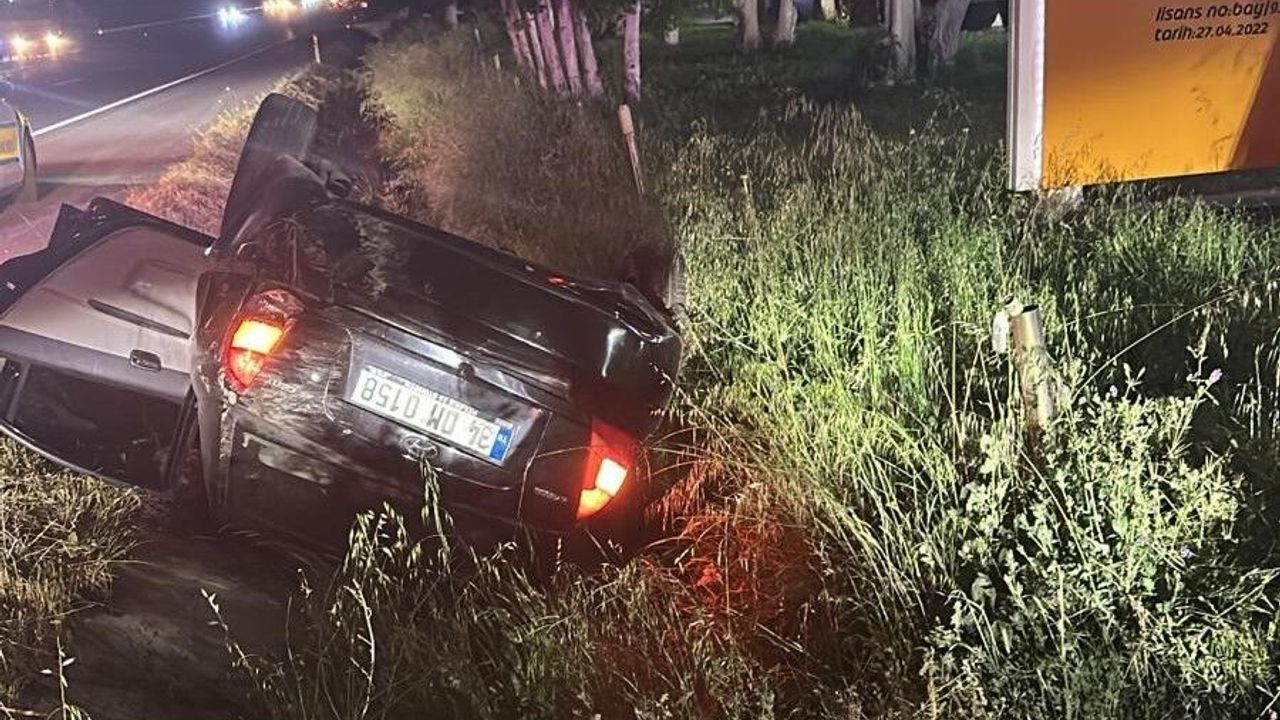 Refüje Çarpan Otomobil Devrildi: 2 Yaralı