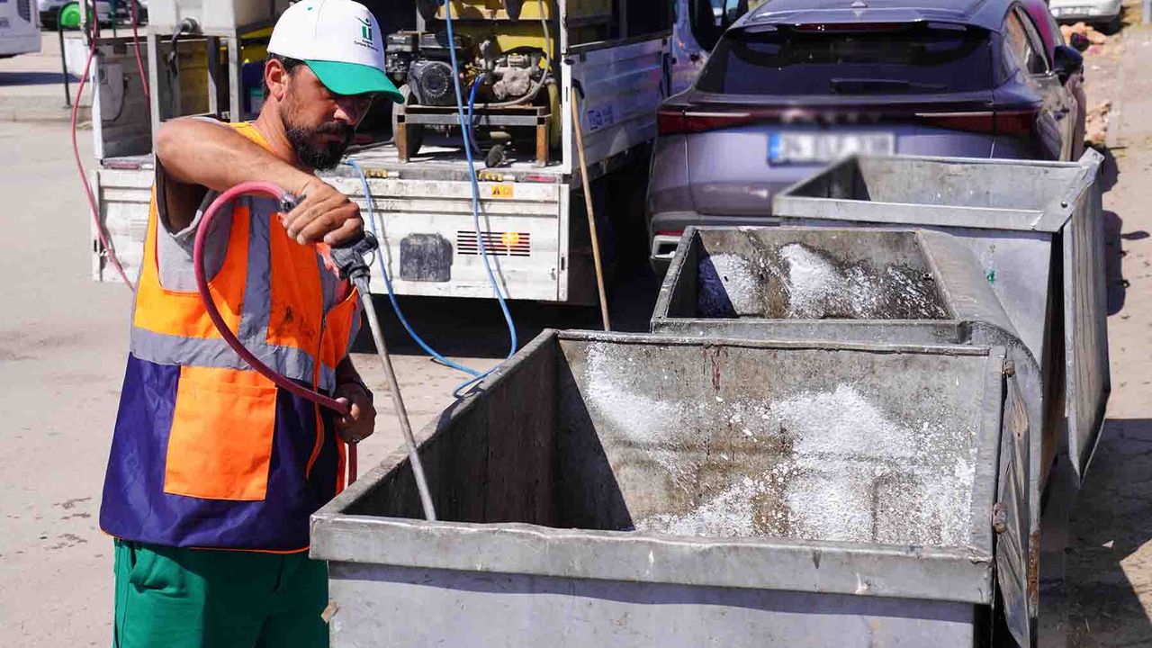 Eskişehir'de Konteynerler Tek Tek Dezenfekte Ediliyor