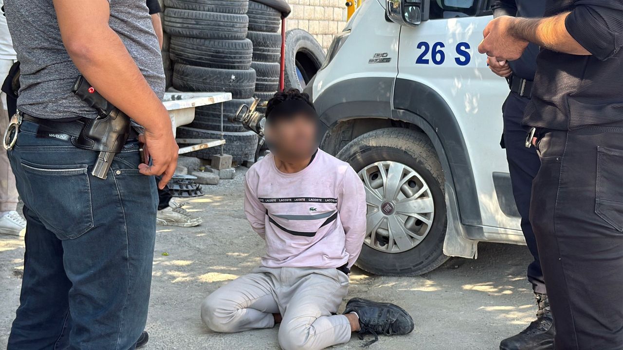 Eskişehir’de Polisten Kaçan 16 Yaşındaki Şüpheli Kovalamacayla Yakalandı