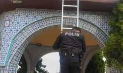 Mahsur kalan kediyi polis kurtardı