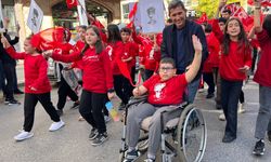 Cumhuriyet Kortejine Minik Öğrenci Tekerlekli Sandalyesi İle Katıldı