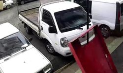 Rüzgardan Devrilen Buzdolabı Kapağı Otomobile Zarar Verdi