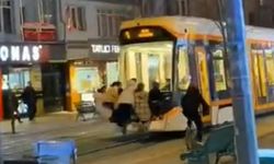 Tramvayın Arkasına Tutunan 5 Çocuğun Tehlikeli Yolculuğu