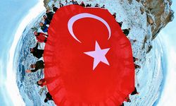 40 Kişilik Ekip Dağın Zirvesinde Türk Bayrağı Açtı