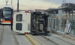 Tramvay Yoluna Devrilen Minibüs Tramvay Seferlerini Aksattı