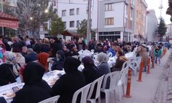 Fatih Mahallesi Muhtarı Mahalle Sakinlerine İftar Düzenledi
