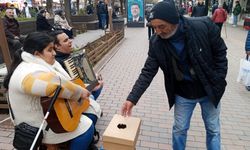 Engelli Sokak Müzisyenlerine Yoğun İlgi