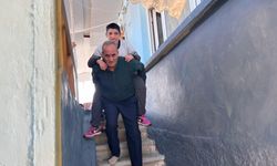 73 Yaşındaki Baba 36 Yaşındaki Kızını Her Gün Sırtında Taşıyor