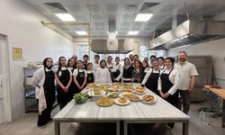 Yabancı Öğrenciler Türk Aşçı Adayları ile Mutfakta