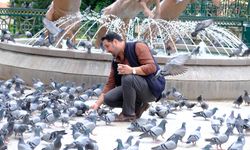 Nazilli'den Gelen Turistler Kuşları Elleriyle Besledi