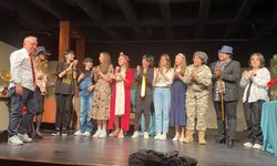 Lise Öğrencilerinden 'Karanlıkta Komedi' Tiyatrosu