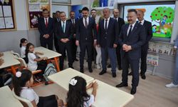 Minik Öğrenciler Karnelerini Vali Aksoy'dan Aldı