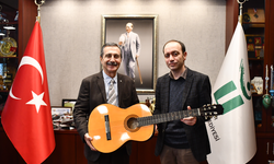 Gazateci Atikel'den Gitar Bağışı