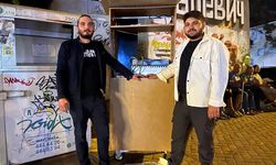 Tezgahta Değil, Gardıropta Pişiyor: Eskişehirli Gençlerden Sıra Dışı Tost Satışı!