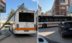 Eskişehir’de Otobüs Direğe Takıldı: Mahallede Trafik Aksadı!