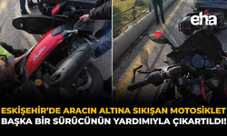Eskişehir'de Aracın Altına Sıkışan Motosiklet, Başka Bir Sürücünün Yardımıyla Çıkartıldı!