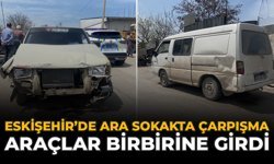 Eskişehir'de Ara Sokakta Çarpışma: Araçlar Birbirine Girdi