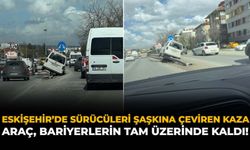 Eskişehir’de Sürücüleri Şaşkına Çeviren Kaza: Araç Bariyerlerin Tam Üzerinde Kaldı!