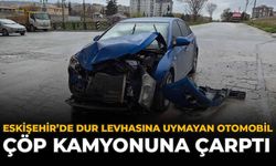 Eskişehir'de 'Dur' Levhasına Uymayan Otomobil Çöp Kamyonuna Çarptı