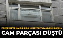 Eskişehir'de Kaldırımda Yürüyen Vatandaşın Başına Cam Parçası Düştü