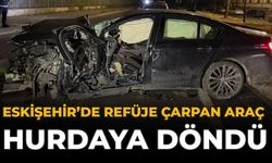 Eskişehir’de Refüje Çarpan Araç Hurdaya Döndü