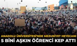 Anadolu Üniversitesi’nde Mezuniyet Heyecanı: 5 Bini Aşkın Öğrenci Kep Attı